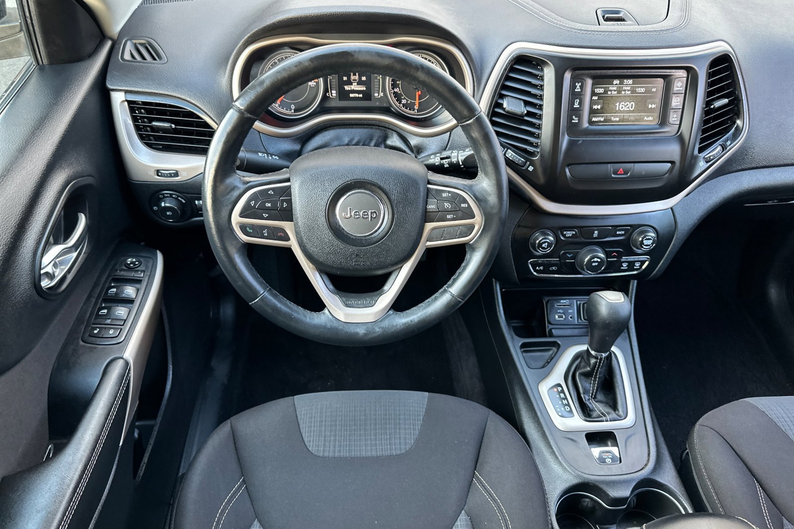 Used 2017 Jeep Cherokee Latitude image 16