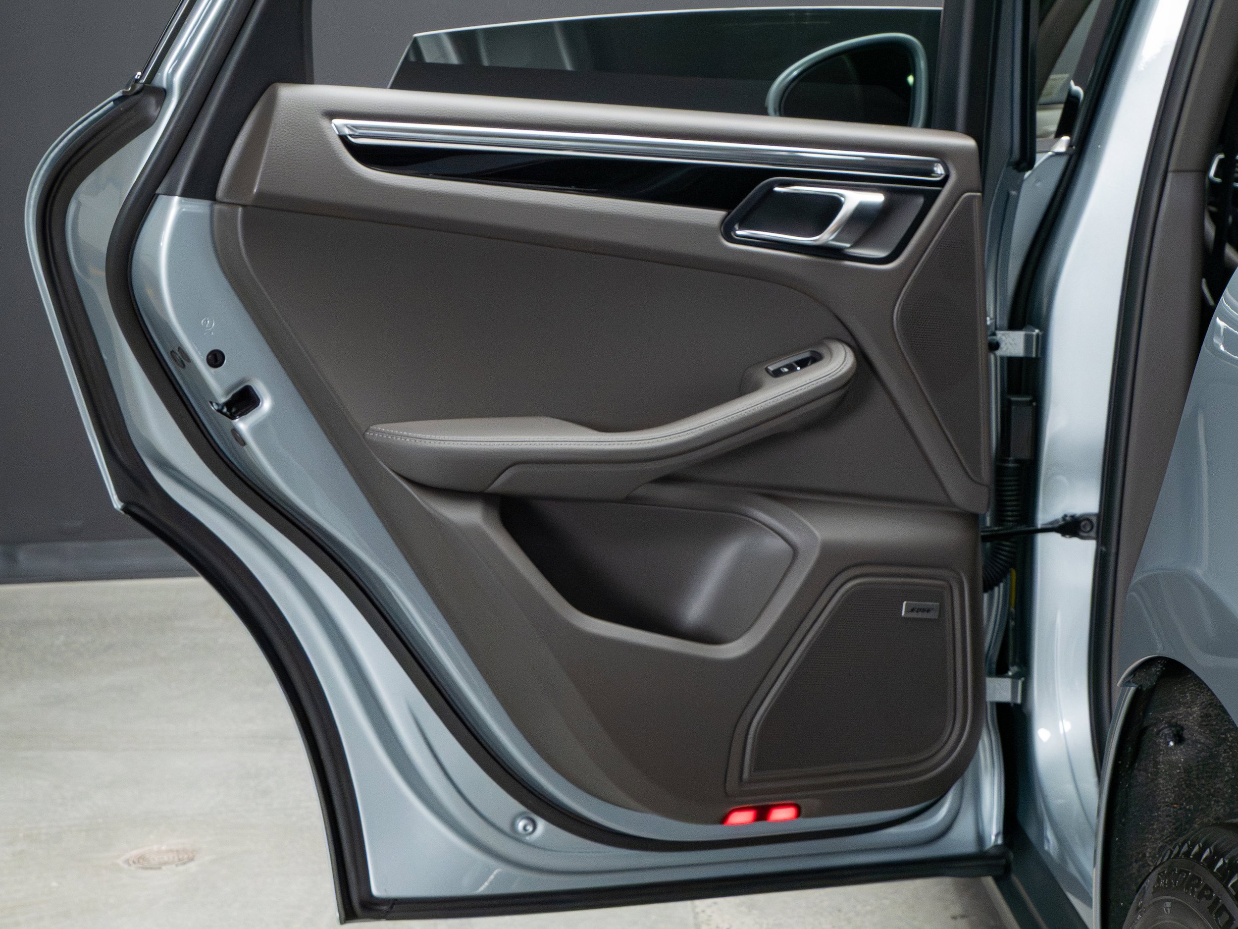 Certified 2025 Porsche Macan AWD/4WD image 29