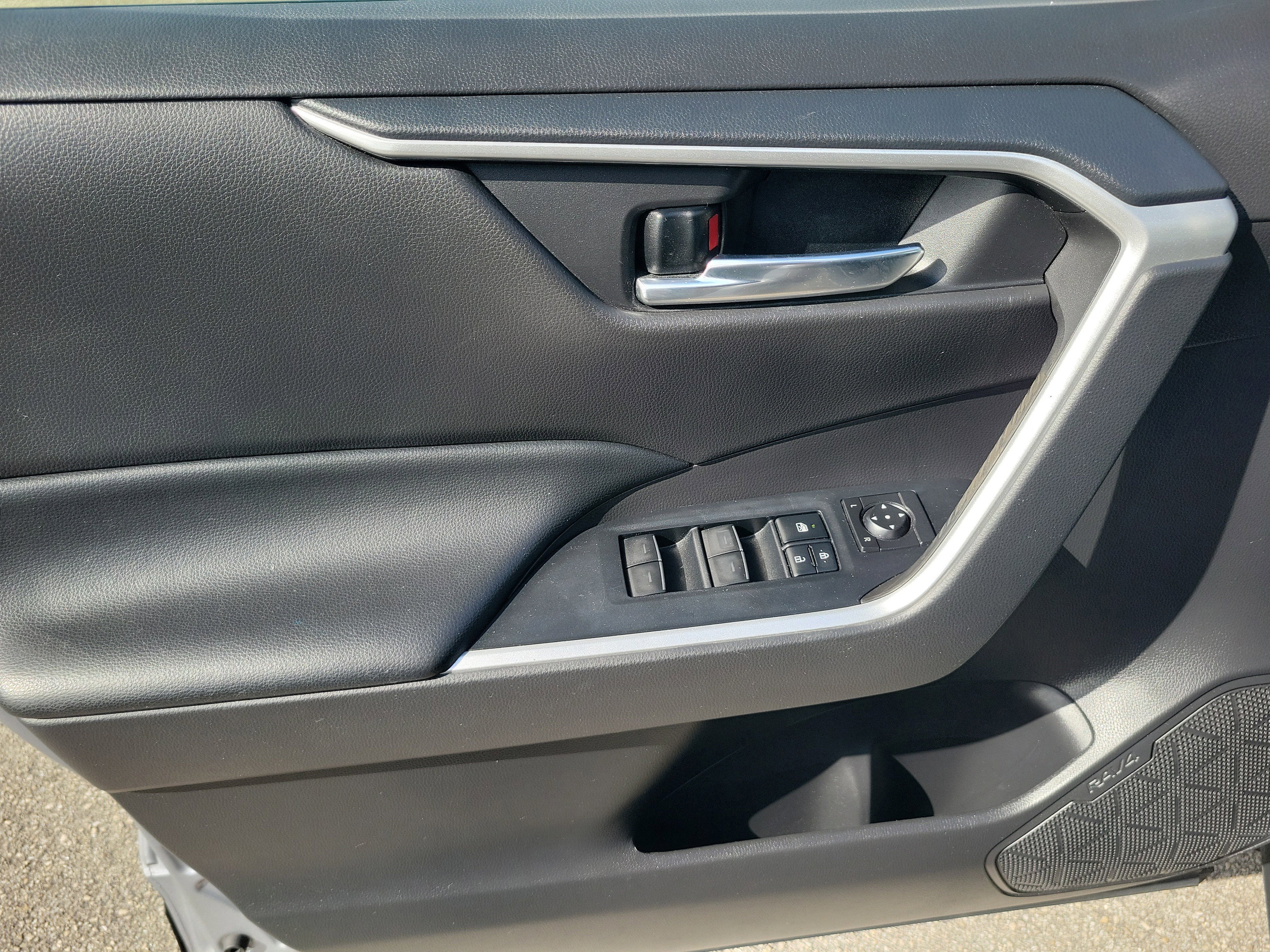 Used 2022 Toyota RAV4 XLE Premium FWD image 18