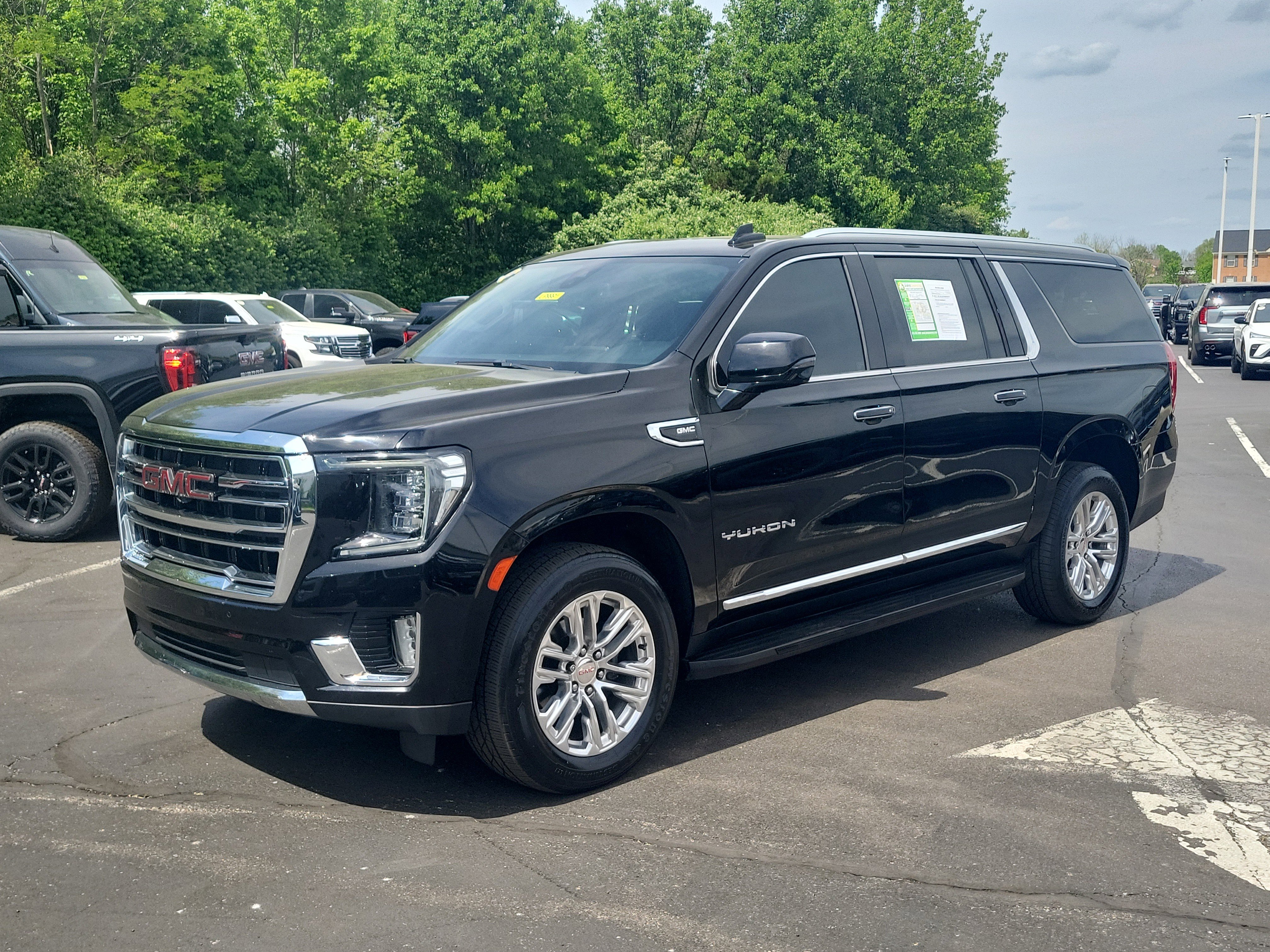 Used 2021 GMC Yukon XL SLT w/ SLT Premium Package image 2