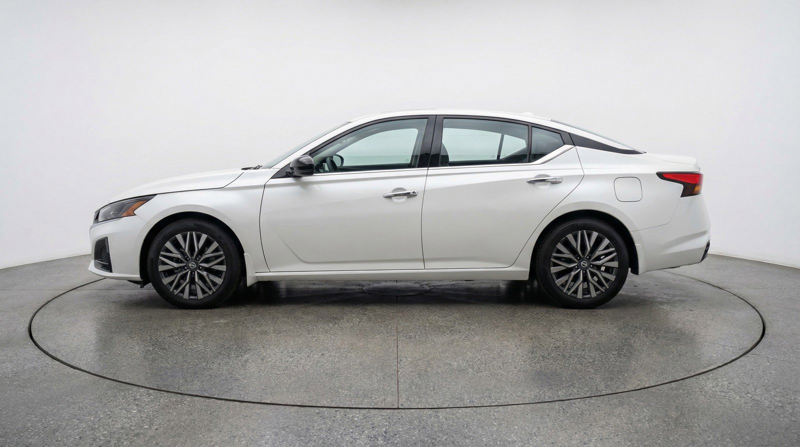 Used 2025 Nissan Altima 2.5 SV FWD image 5