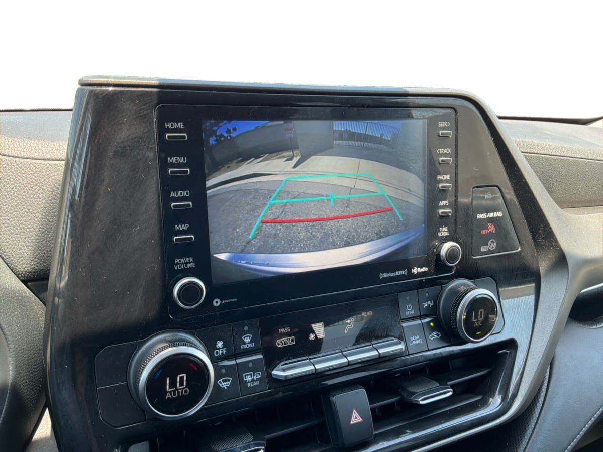 Used 2022 Toyota Highlander LE AWD/4WD image 13