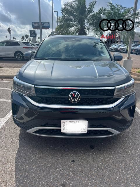 Used 2023 Volkswagen Taos SE FWD image 2