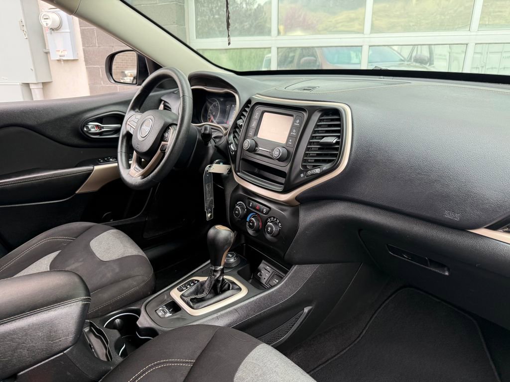 Used 2018 Jeep Cherokee Latitude AWD/4WD image 20