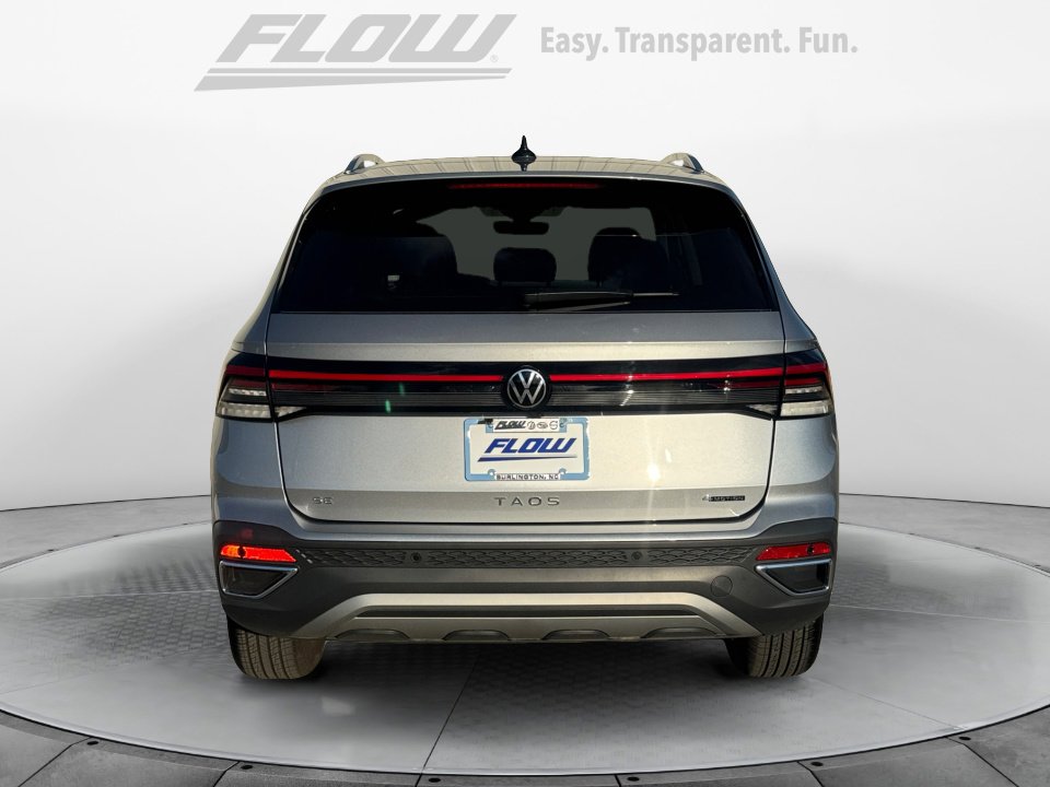 Used 2025 Volkswagen Taos SE w/ Panoramic Sunroof Package image 8