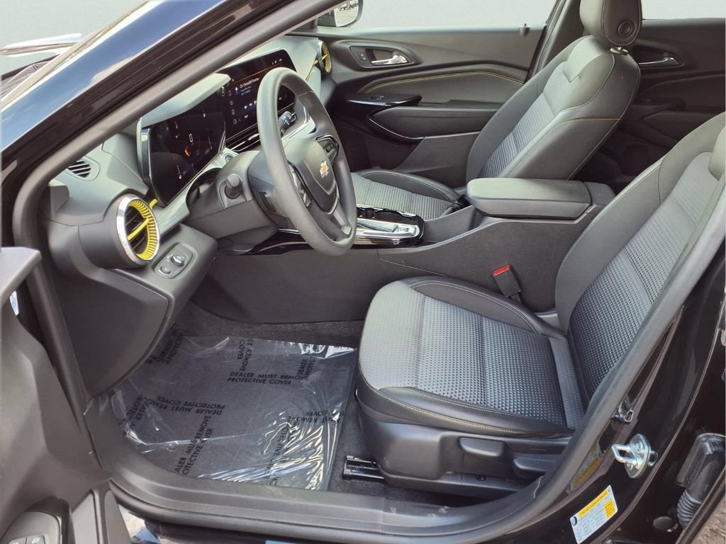 Used 2025 Chevrolet Trax LT FWD image 20
