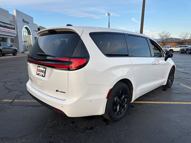Certified 2024 Chrysler Pacifica Select image 12