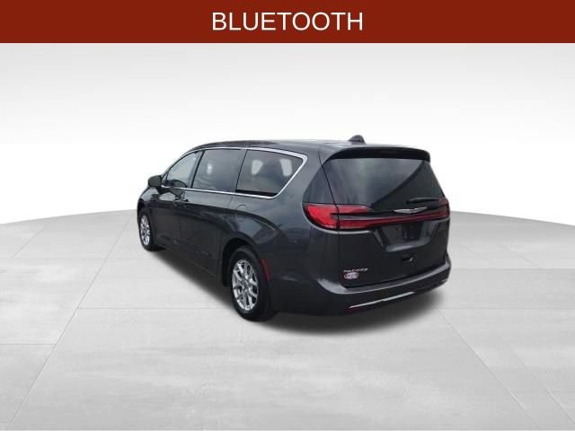 Used 2023 Chrysler Pacifica Touring-L FWD image 5