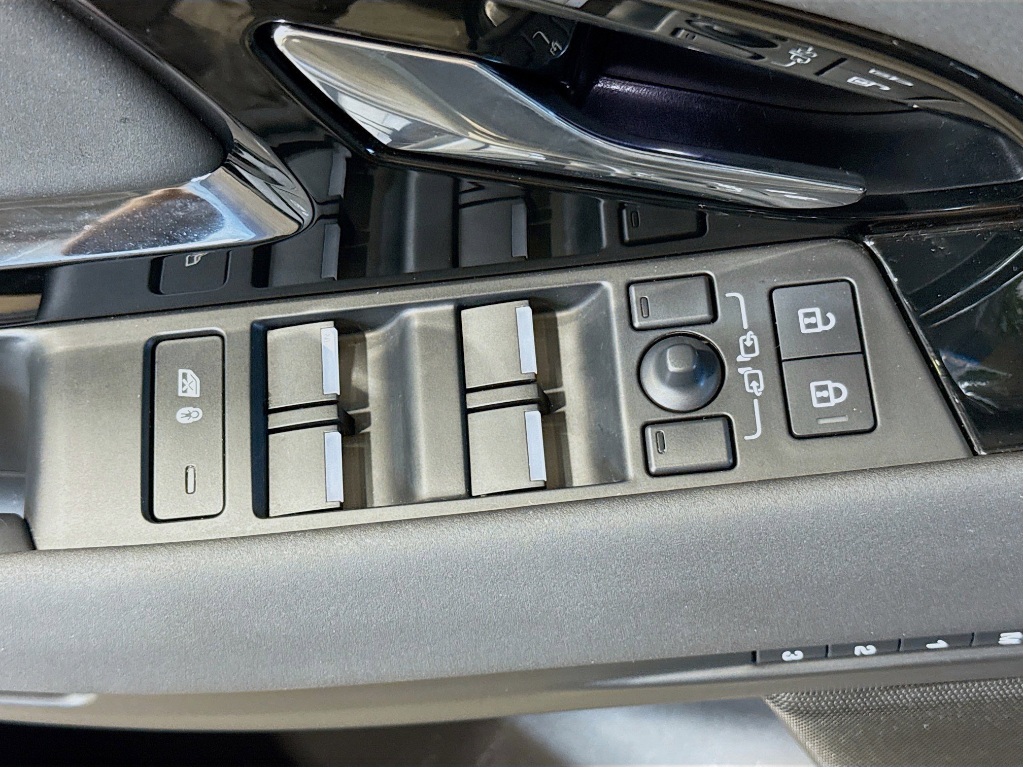 Used 2025 Land Rover Range Rover Evoque Dynamic SE AWD/4WD image 23