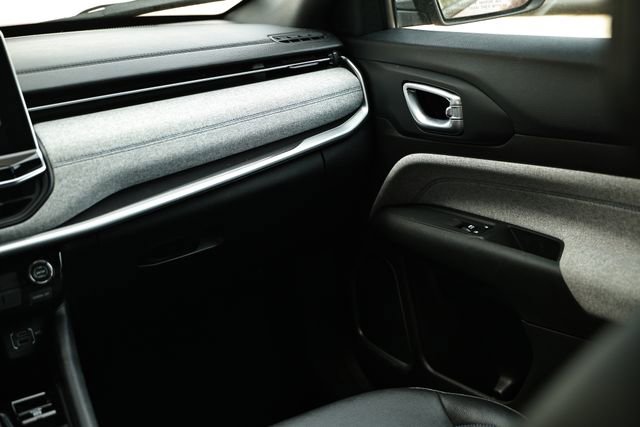 Used 2024 Jeep Compass Latitude image 28