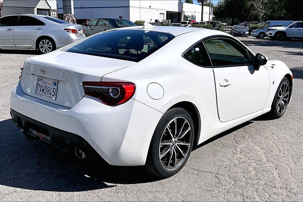 Used 2017 Toyota 86 RWD image 4