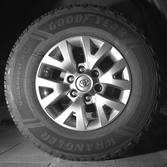 Used 2018 Toyota Tacoma SR5 AWD/4WD image 15