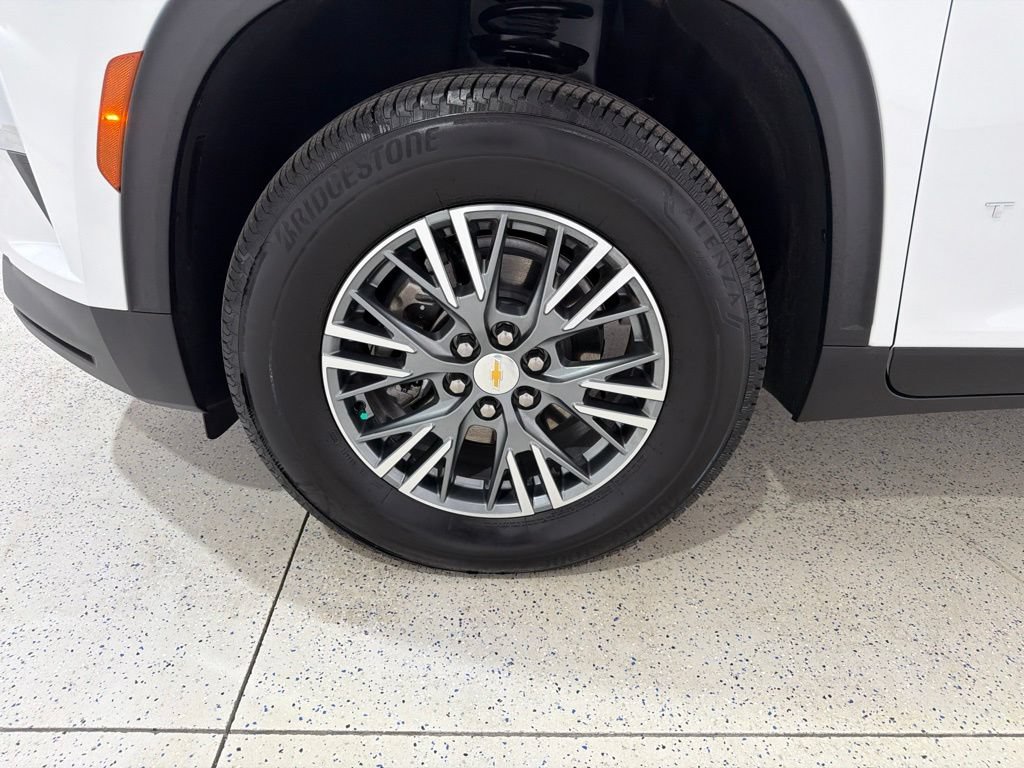 Used 2025 Chevrolet Traverse LT w/ LPO, Floor Liner Package FWD image 30