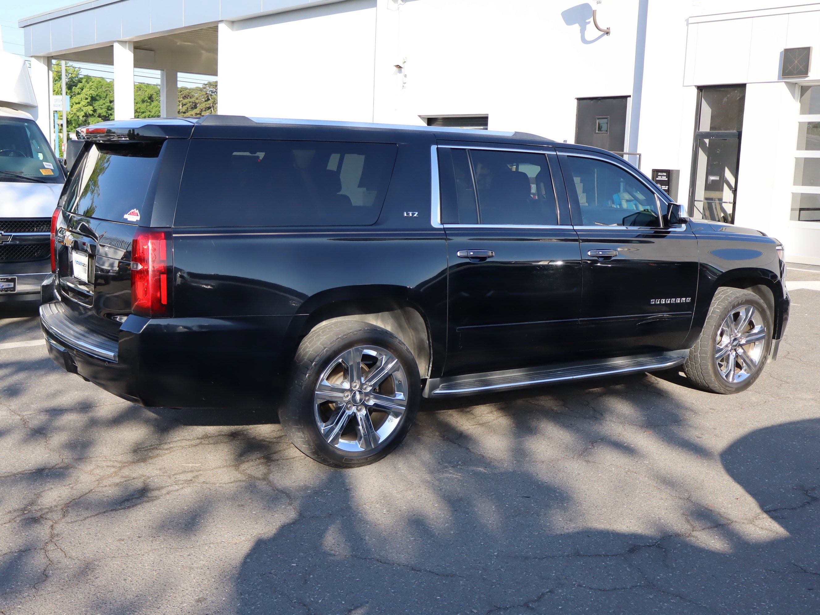 Used 2016 Chevrolet Suburban LTZ RWD image 11