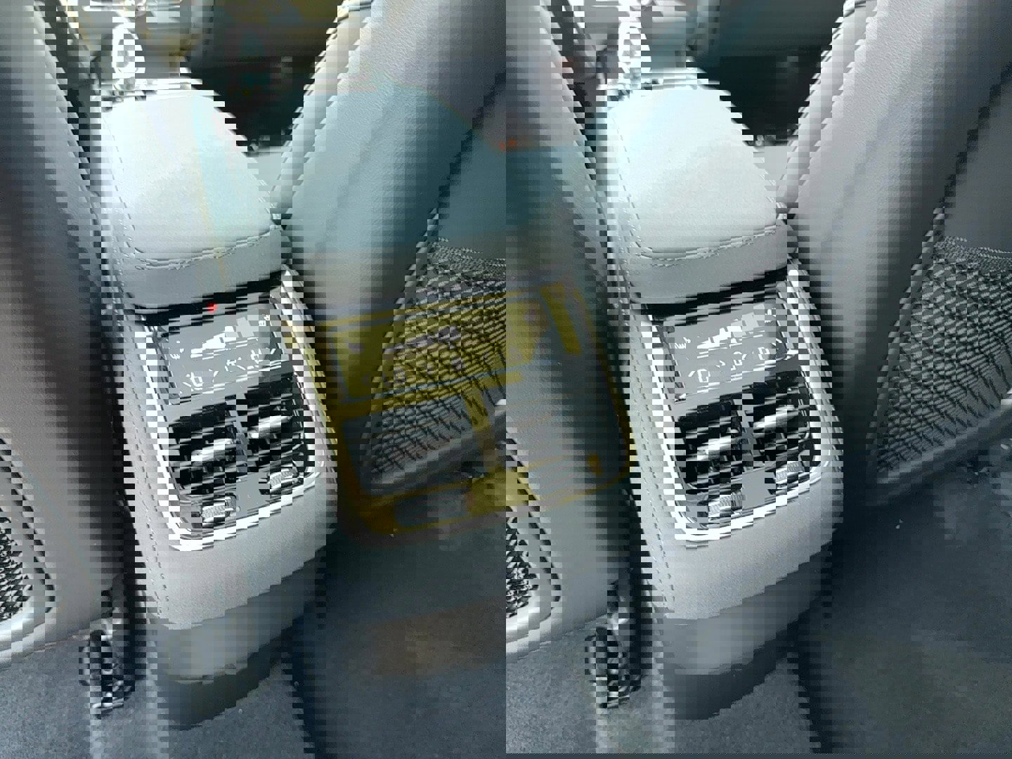 Used 2025 Volvo XC90 B6 Core w/ Climate Package image 18