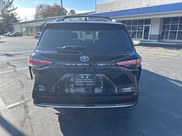 Used 2022 Toyota Sienna Limited image 4