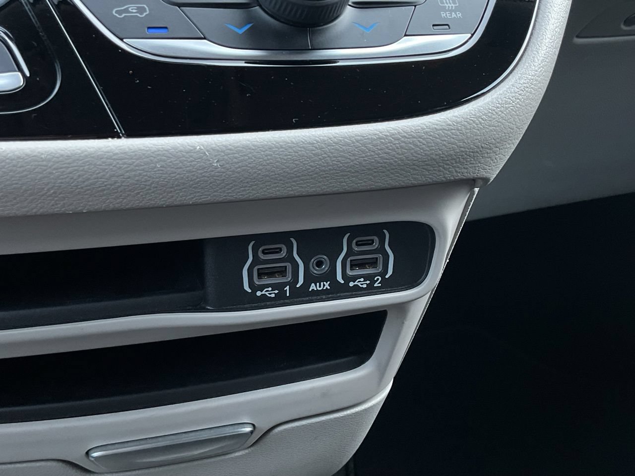 Used 2024 Chrysler Pacifica Touring-L FWD image 25