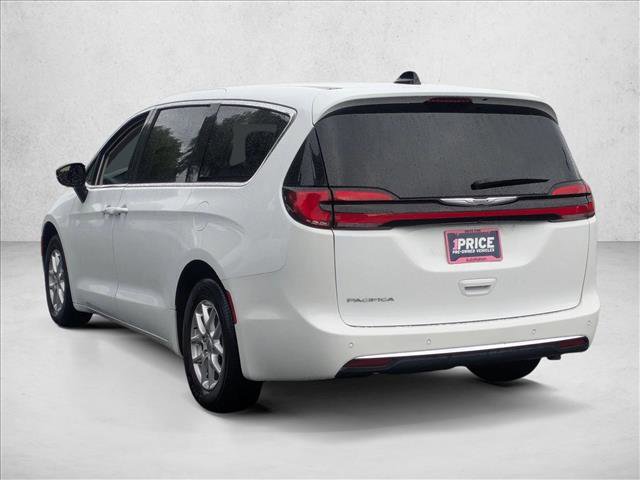 Used 2024 Chrysler Pacifica Touring-L image 8