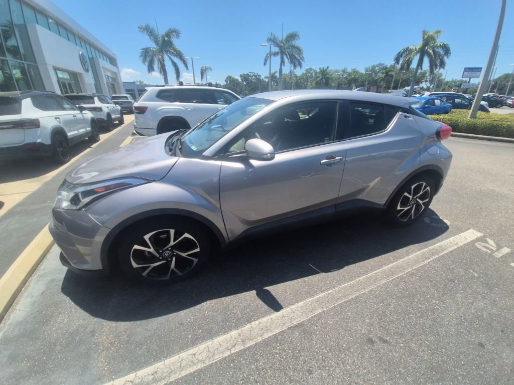 Used 2018 Toyota C-HR XLE FWD image 3