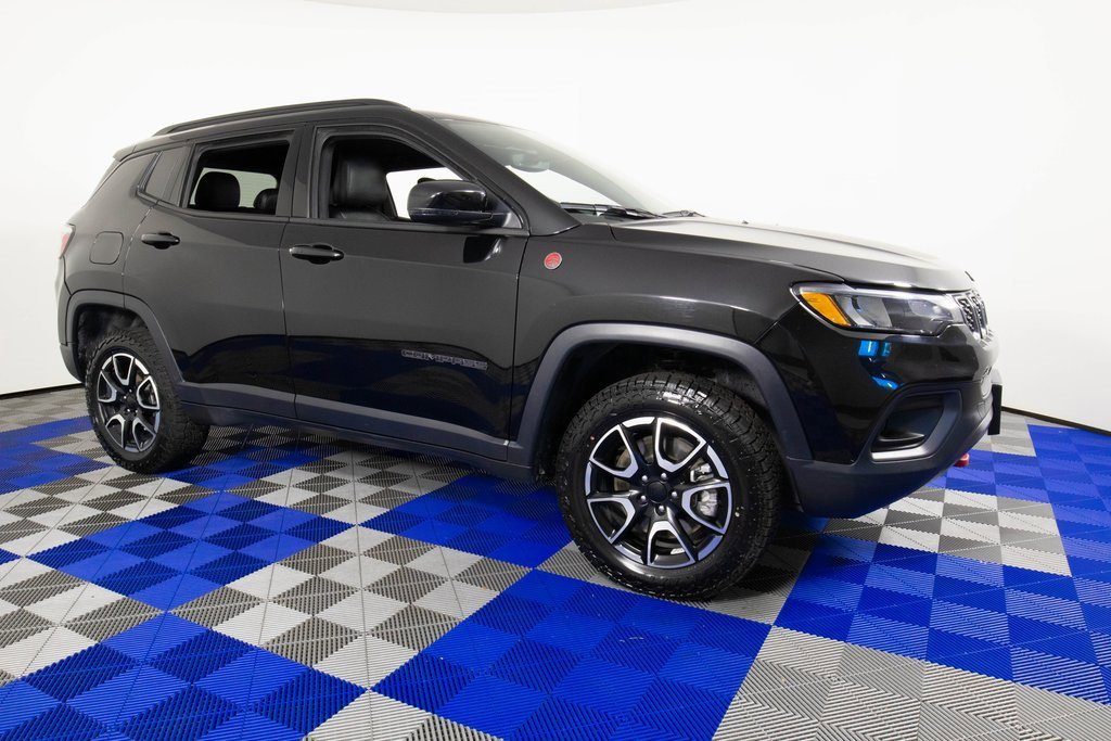 Used 2024 Jeep Compass Trailhawk image 3