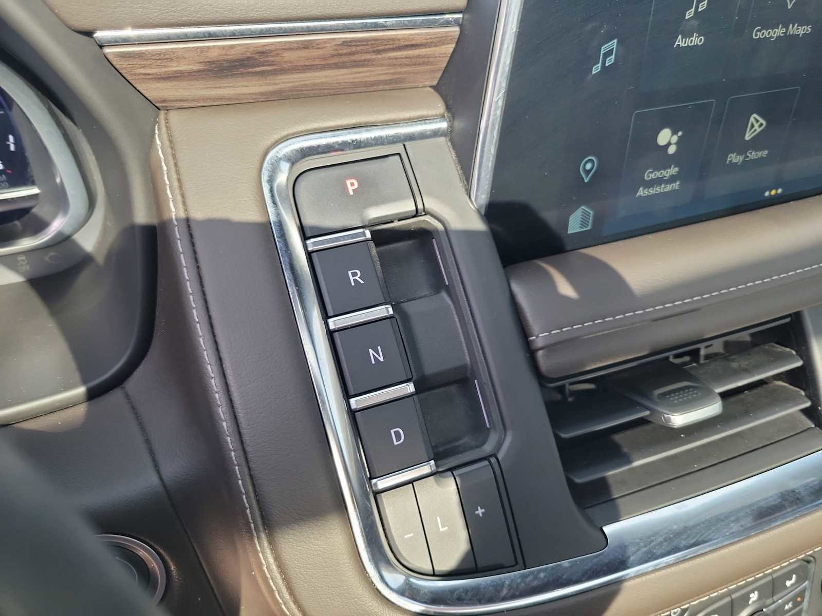 Used 2022 Chevrolet Tahoe Z71 w/ Luxury Package image 17