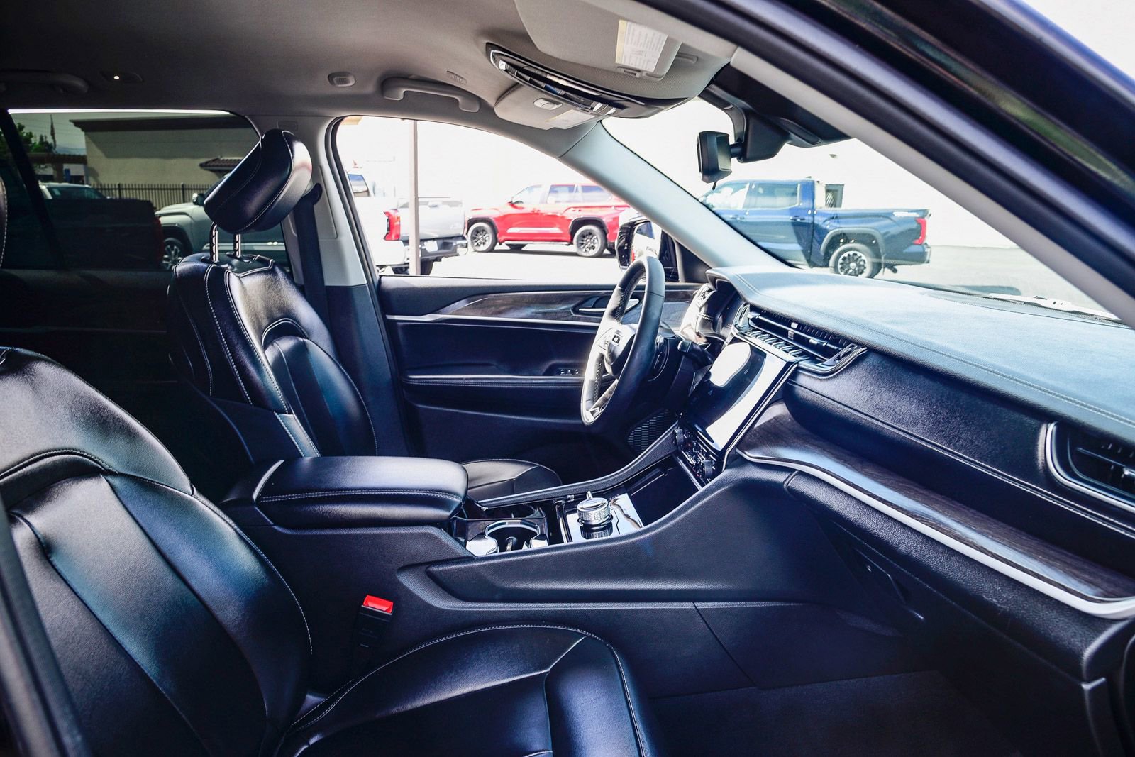 Used 2023 Jeep Grand Cherokee Limited w/ Black Appearance Package image 18