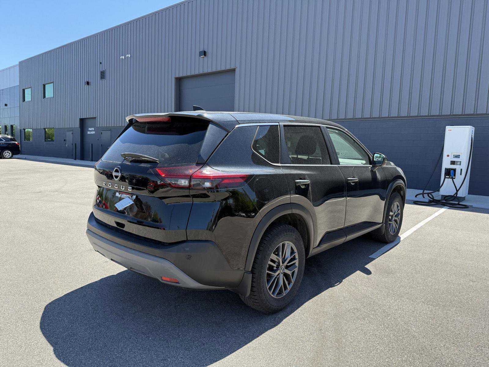 Used 2022 Nissan Rogue S FWD image 3