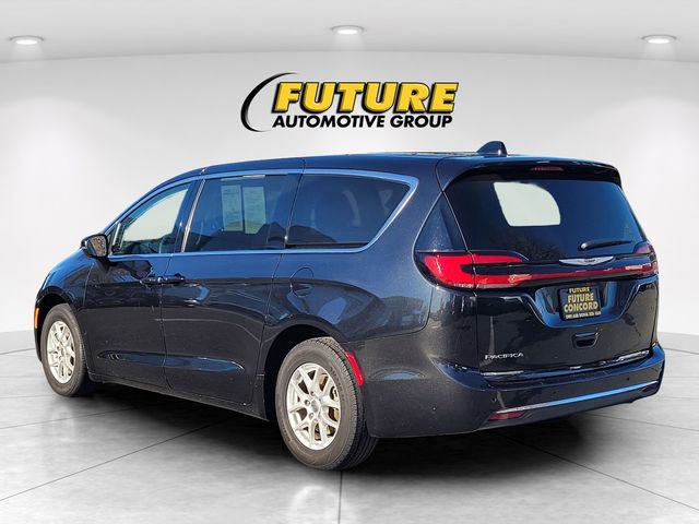 Used 2023 Chrysler Pacifica Touring-L image 6
