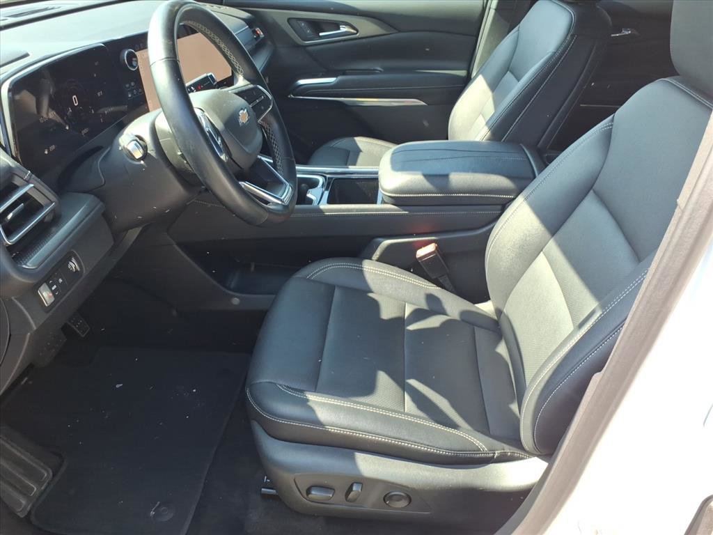 Used 2025 Chevrolet Traverse LT FWD image 11