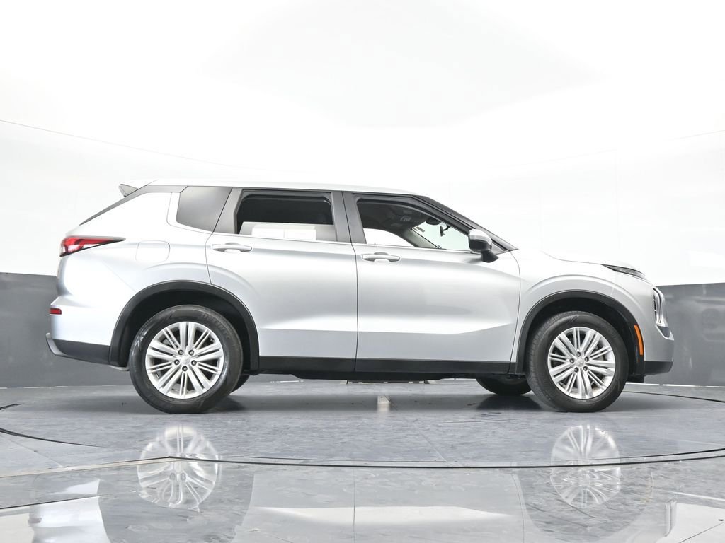 Used 2024 Mitsubishi Outlander ES image 25