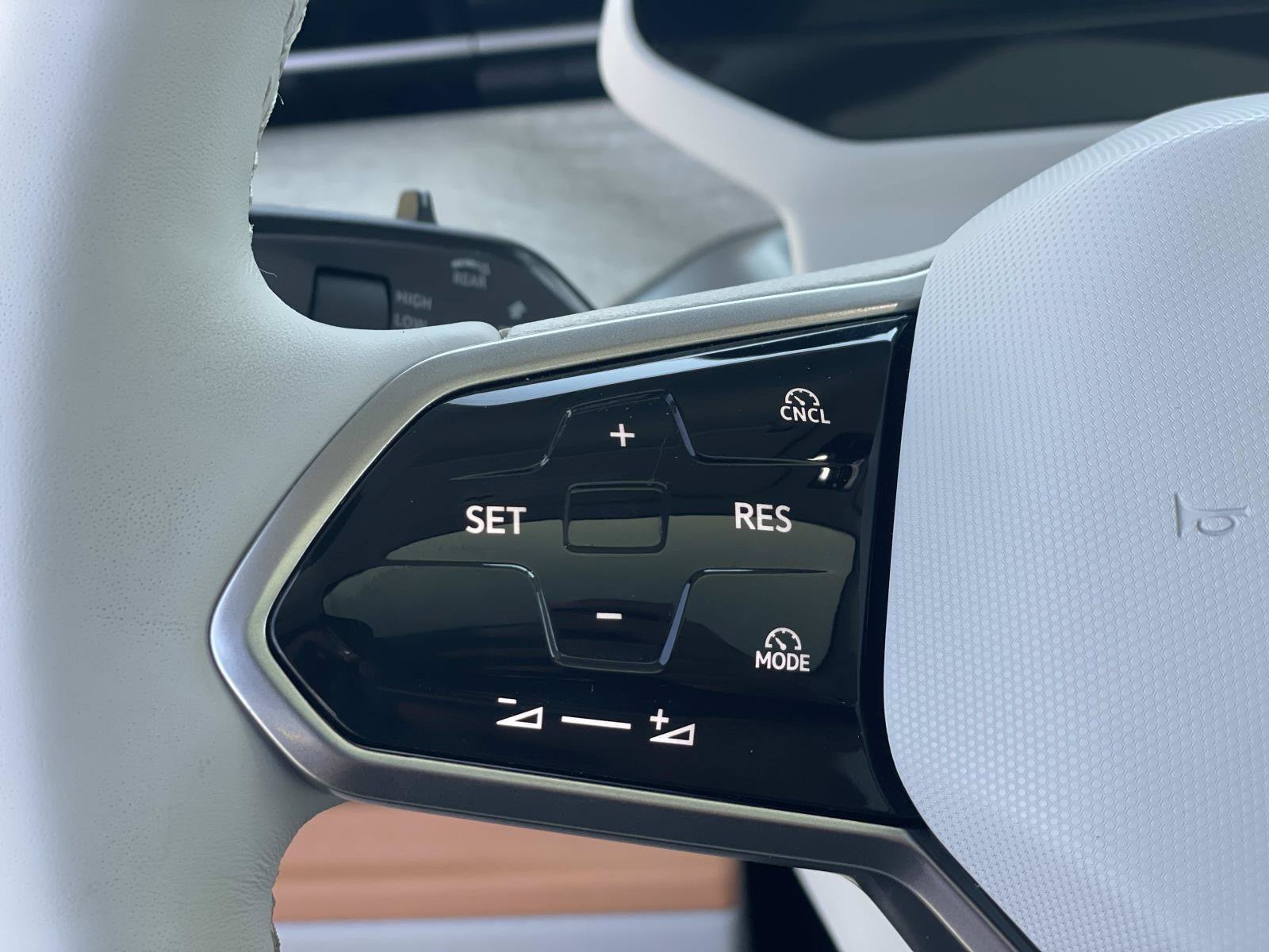 Certified 2025 Volkswagen ID. Buzz Pro S Plus AWD/4WD image 9
