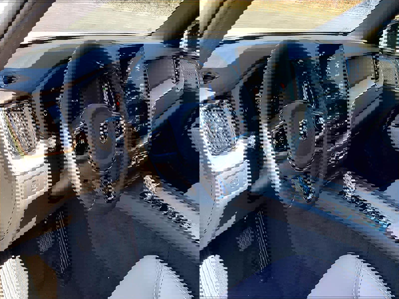 New 2026 Volvo XC60 B5 Plus w/ Climate Package image 8