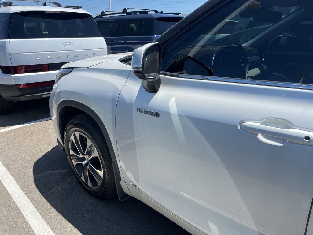 Used 2021 Toyota Highlander XLE AWD/4WD image 11