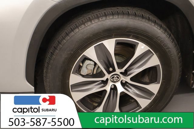 Used 2022 Toyota Highlander XLE AWD/4WD image 9