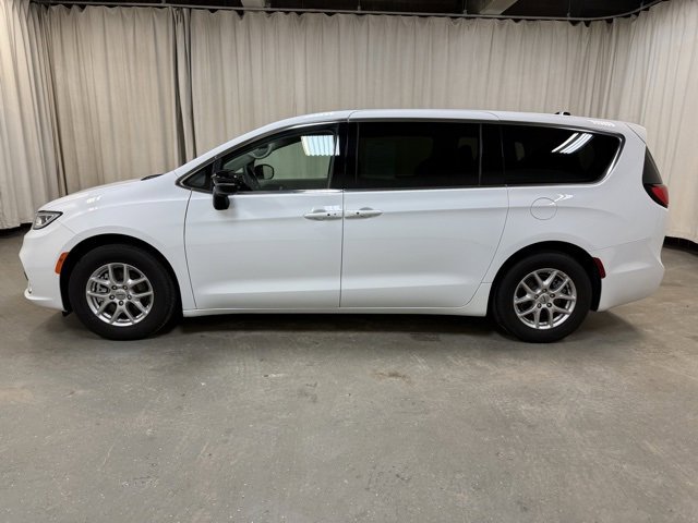 Used 2024 Chrysler Pacifica Touring-L image 8