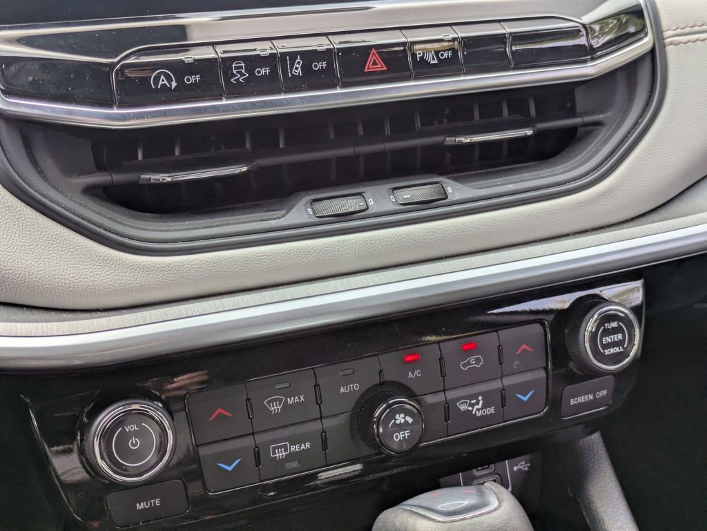 Used 2025 Jeep Compass Limited image 22