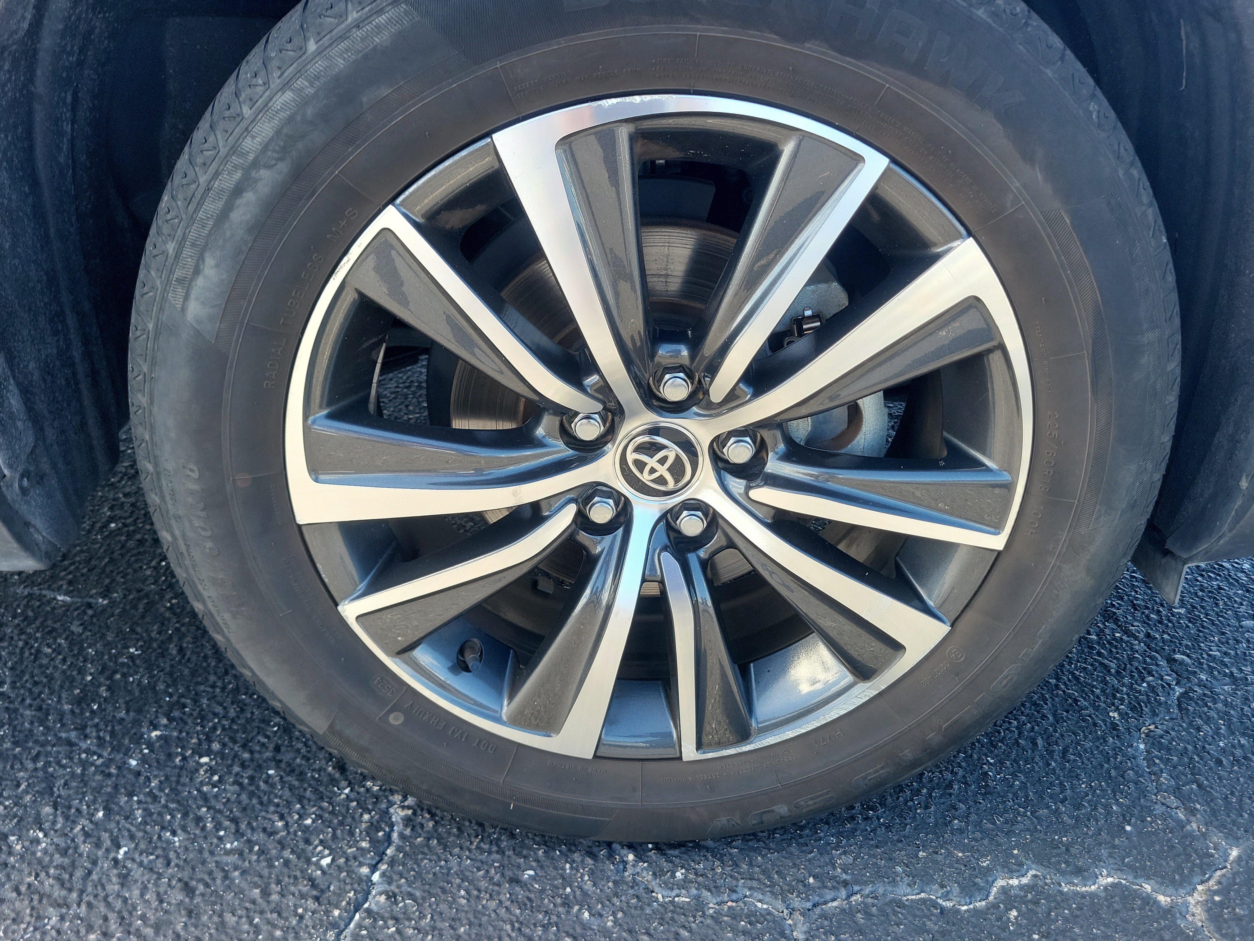 Used 2021 Toyota Venza LE AWD/4WD image 9