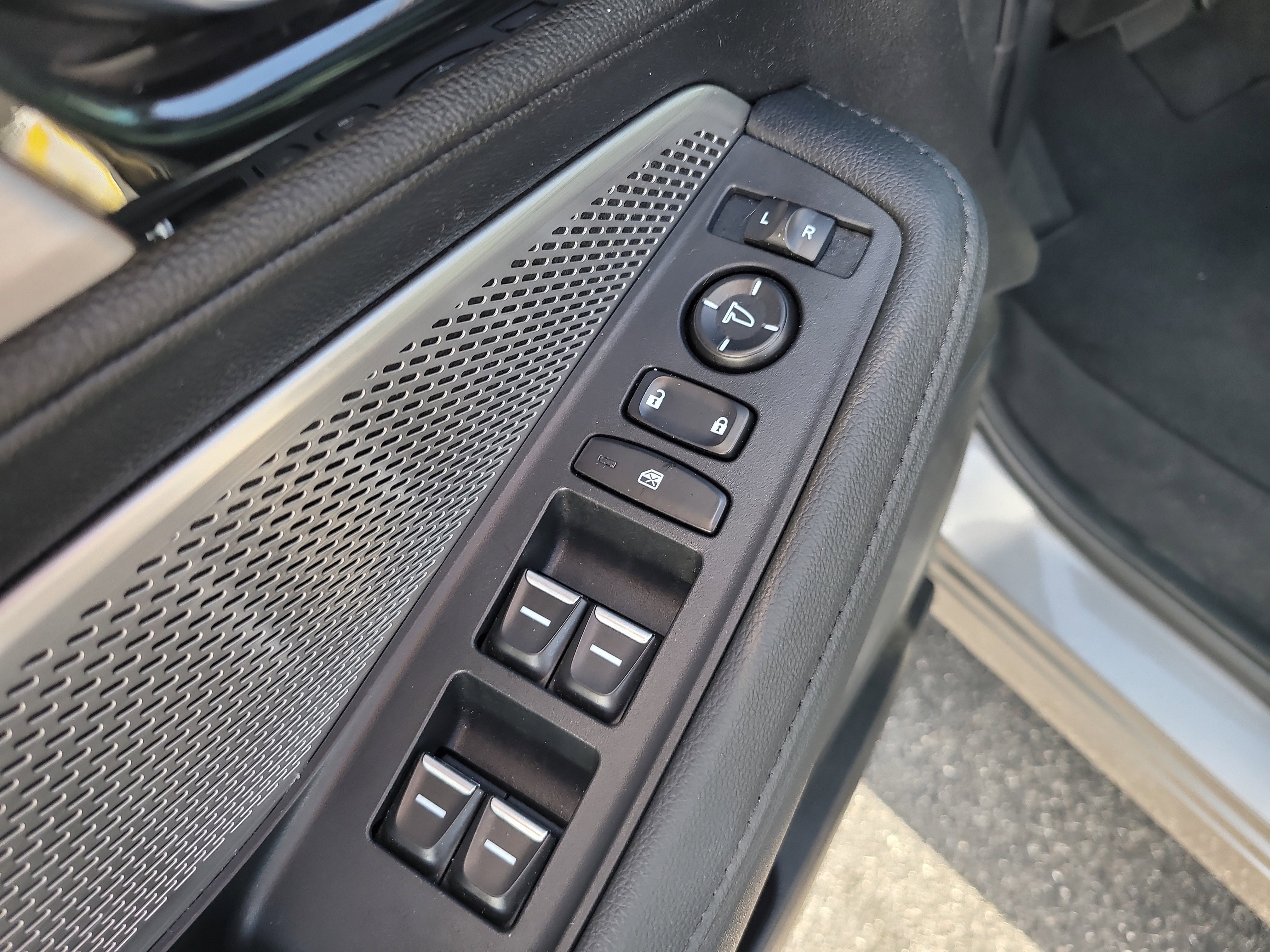 Used 2024 Acura MDX SH-AWD image 17