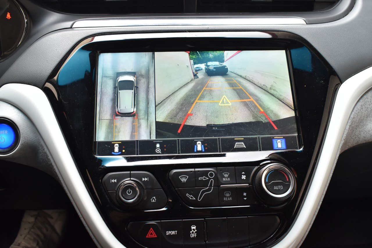 Used 2020 Chevrolet Bolt Premier w/ Infotainment Package FWD image 29