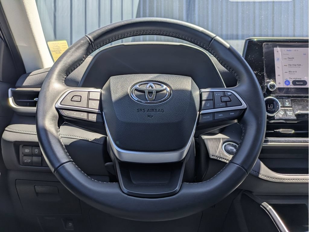 Used 2025 Toyota Highlander LE FWD image 21