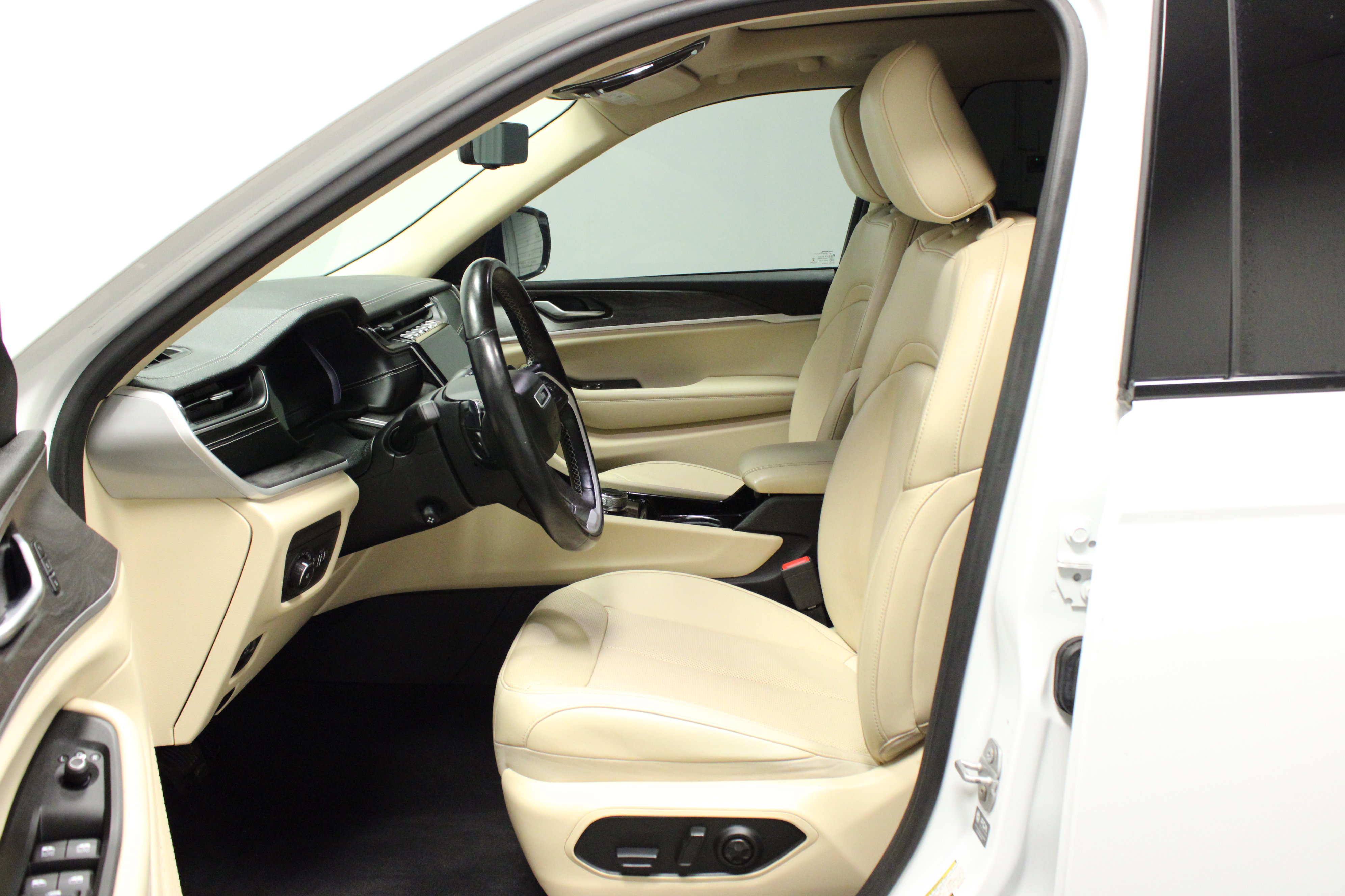 Used 2021 Jeep Grand Cherokee L Limited w/ Luxury Tech Group II image 19