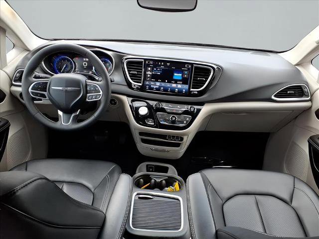 Used 2024 Chrysler Pacifica Touring-L image 8