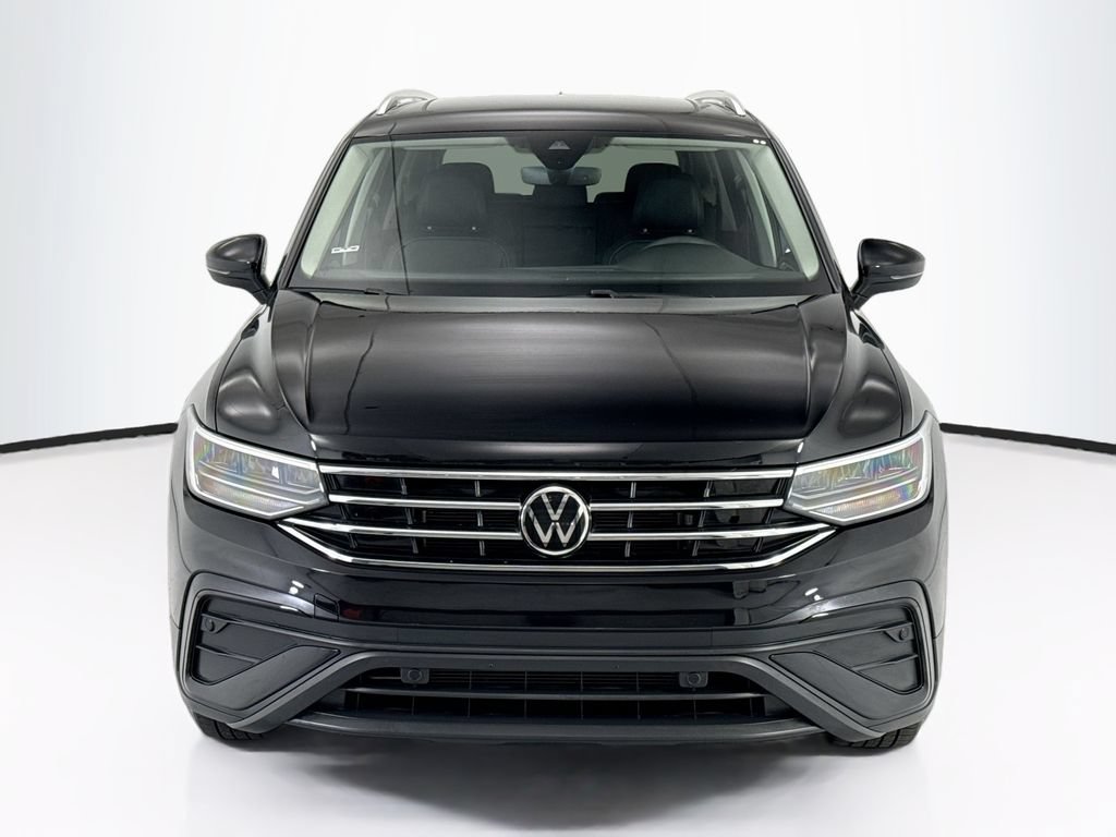 Used 2023 Volkswagen Tiguan SE w/ Panoramic Sunroof Package FWD image 2