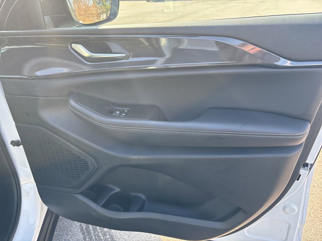 Used 2023 Jeep Grand Cherokee Altitude image 17