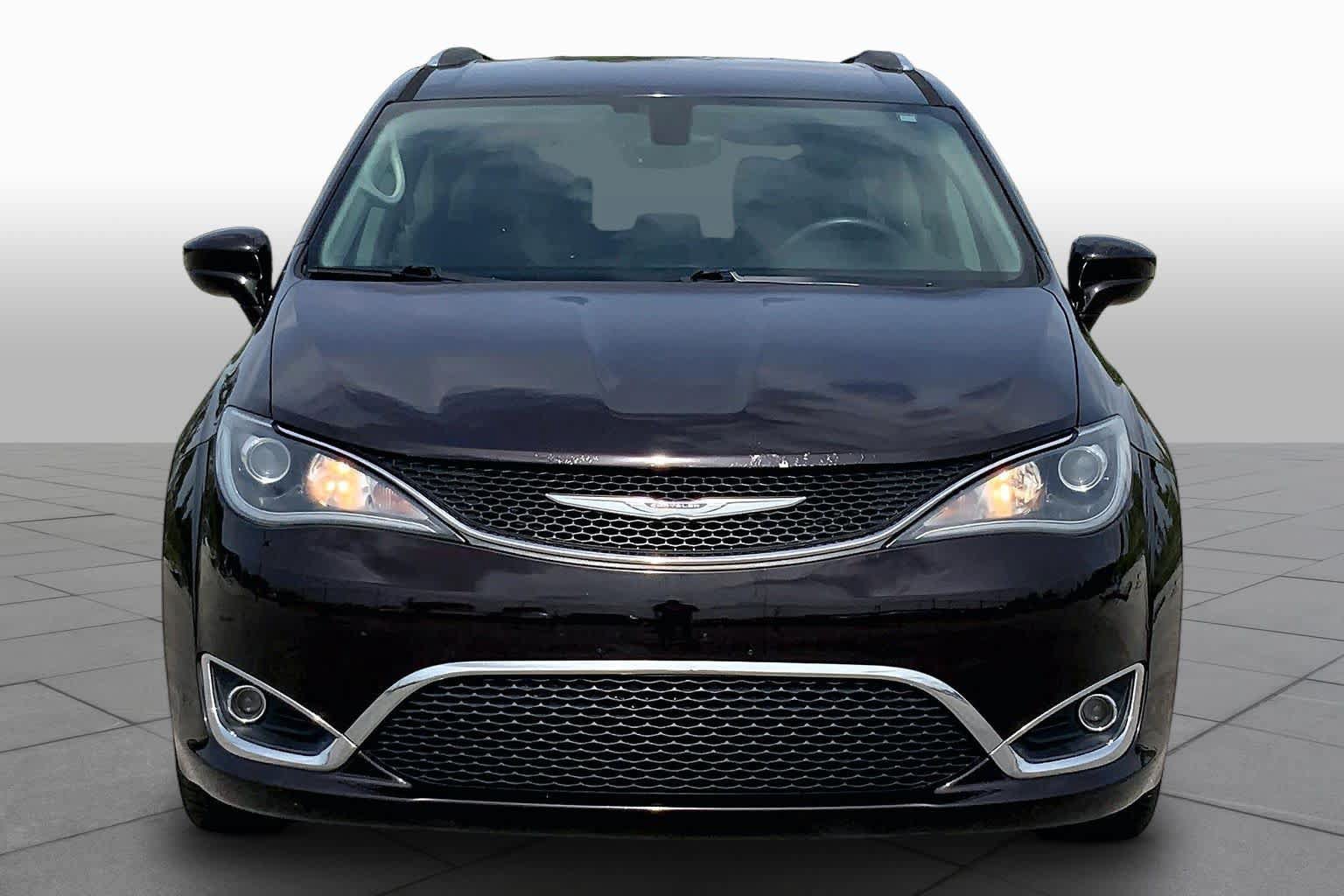 Used 2017 Chrysler Pacifica Touring-L Plus w/ Tire & Wheel Group FWD image 4