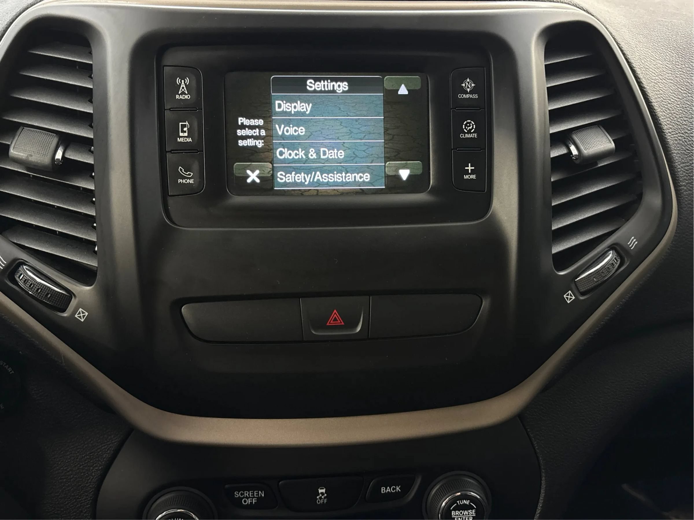 Used 2017 Jeep Cherokee Latitude AWD/4WD image 39