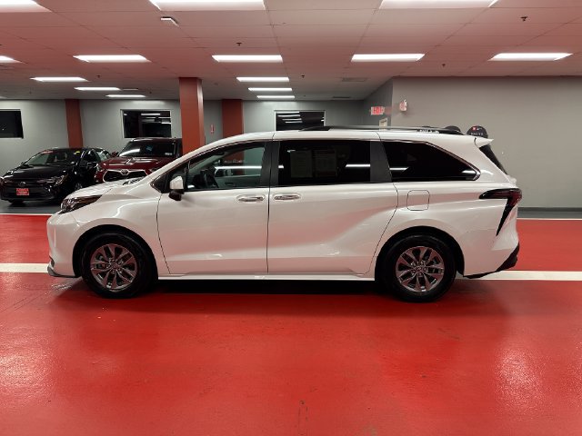 Certified 2025 Toyota Sienna XLE FWD image 6