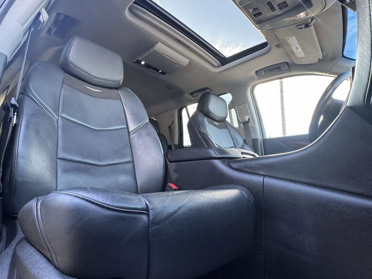 Used 2018 Cadillac Escalade Premium Luxury image 32