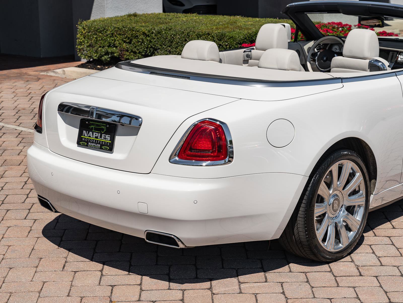 Used 2017 Rolls-Royce Dawn image 43