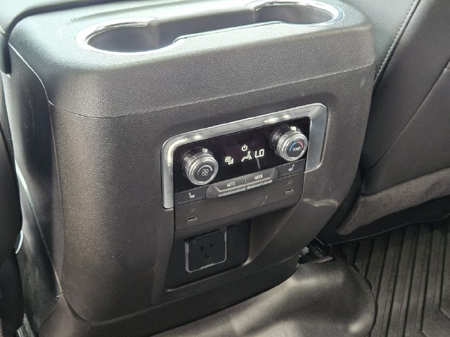 Used 2025 GMC Yukon AT4 w/ AT4 Premium Package AWD/4WD image 34